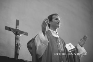 Oración por un sacerdote en su aniversario Catholics-Bible-43-3